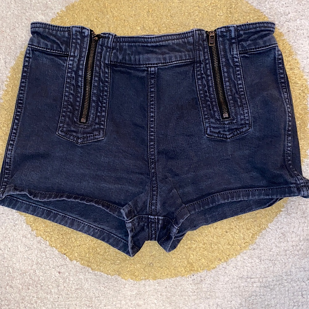 FREE PEOPLE black zipper front jean shorts size 27